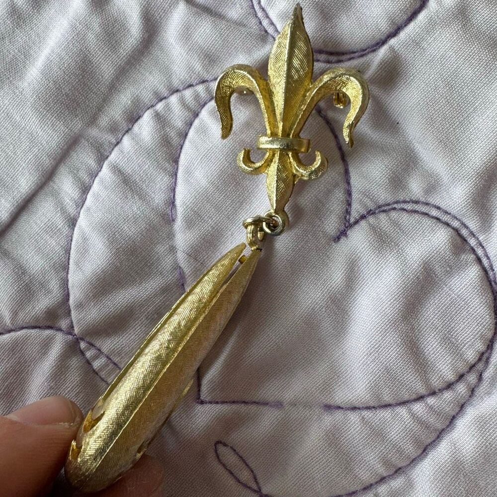 Vintage Gold-Tone Fleur-de-Lis Brooch | Dangling Open-Work Teardrop Pendant | Br - Picture 5 of 5